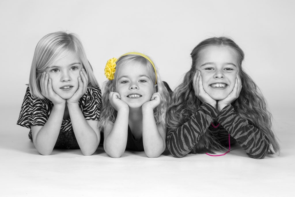 Børnefotografi - 3 piger sort-hvid med farve