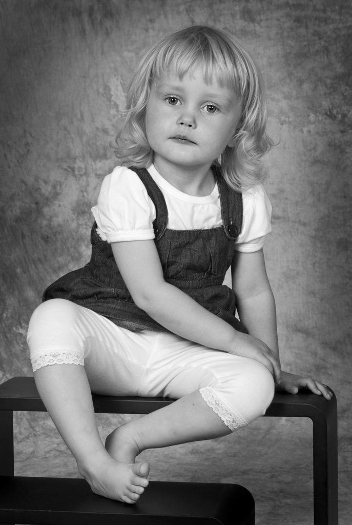 Børnefotograf - pige i sort-hvid