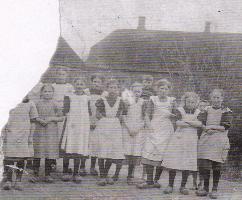 Ca. 1910 - 2. pige fra højre er Karen Laustsen