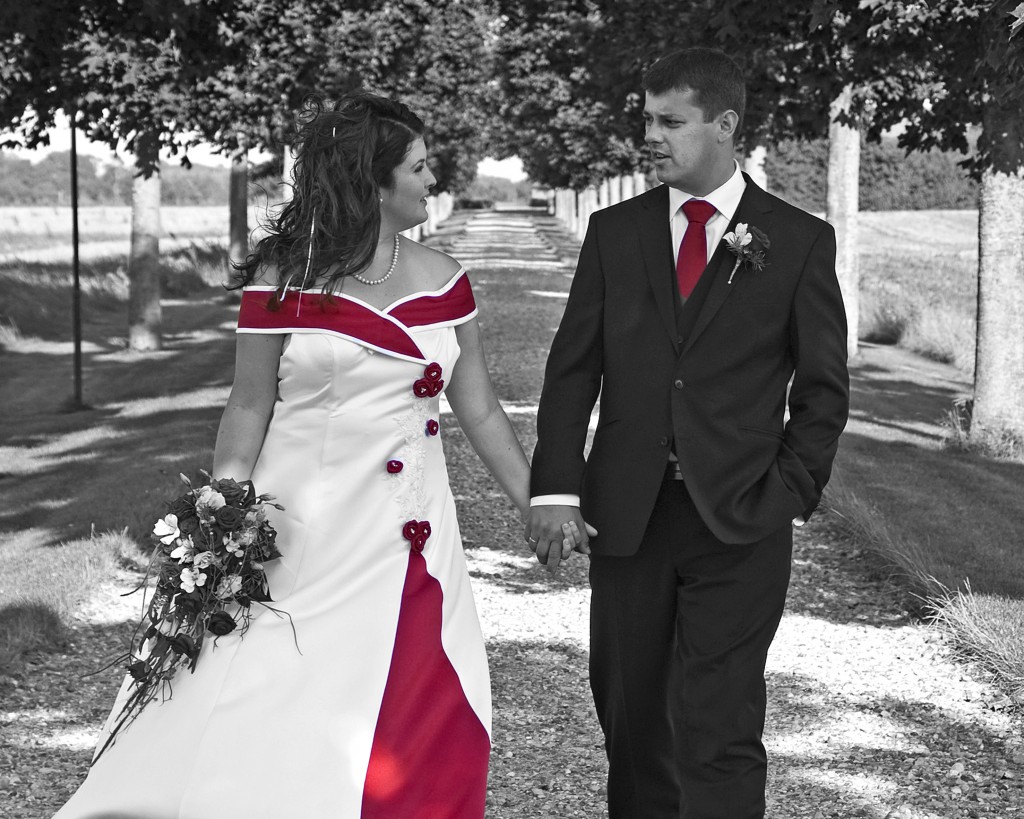 Bryllupsfotografering - brudepar i sort/hvid med farve