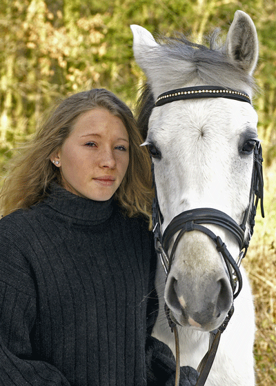 Portræt af pige med hest - dyrefoto