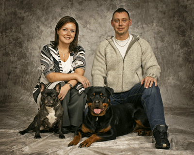 Portrætfoto med hund og ejere