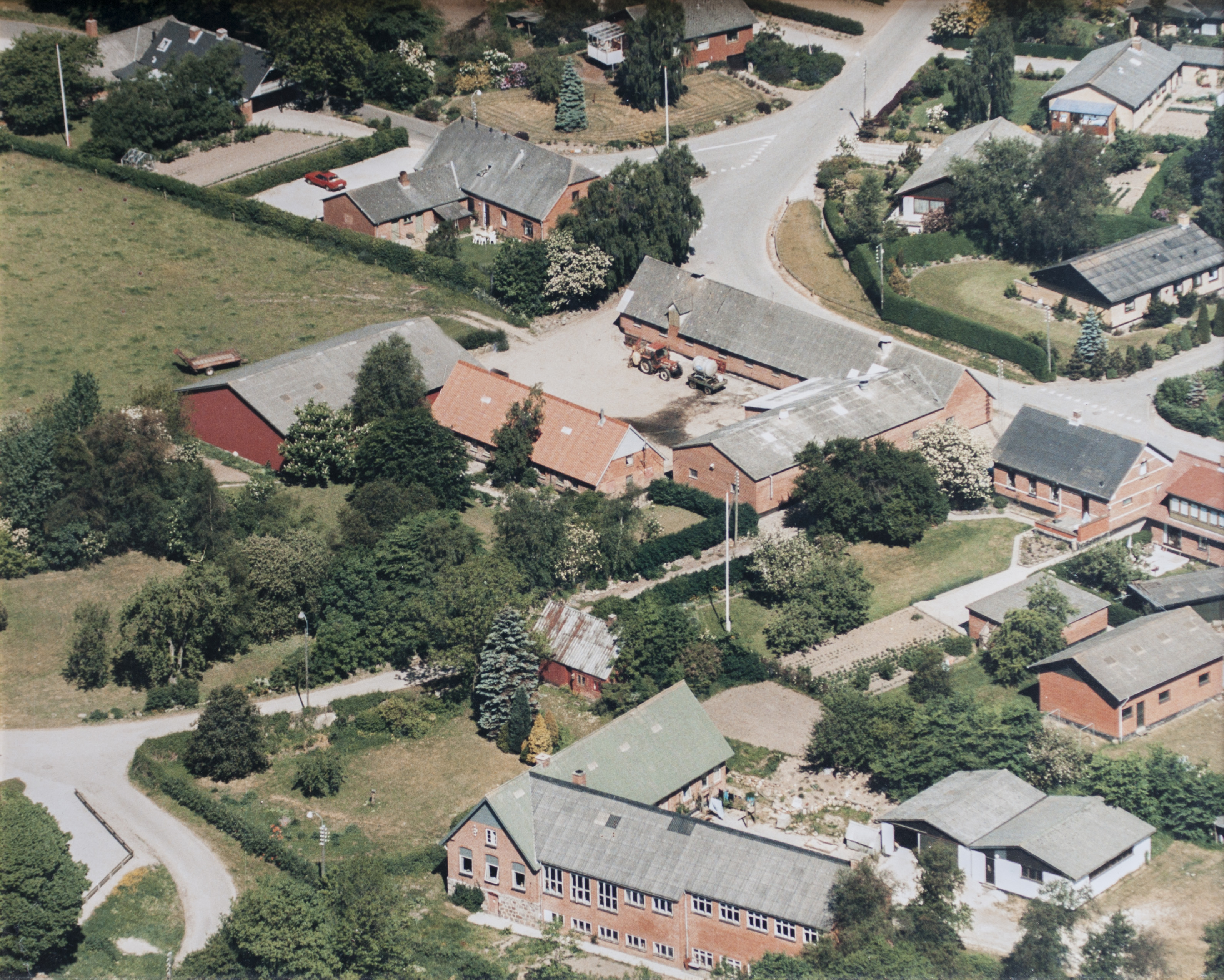 1989 - Læsten Skole nederst i billedet - set fra syd.